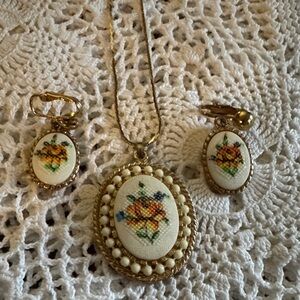 Elegant Gold and Cream Floral Necklace Set